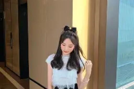 真猛！女演员周也卧室亲密被拍拥抱接吻一条龙粉丝提醒拉窗帘