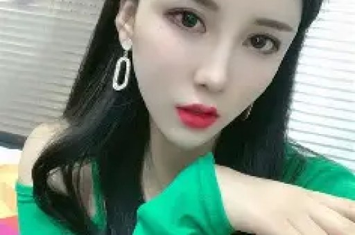 很多网友都在质疑他怎么可能发这么多工资。然而、小杨哥再次在直播间里回应称：公司员工虽然只有1000多人但是还有线多人她们很多是待在家的全职宝妈、也有一部分是短期没有找到工作的大学生、还有一些是因为