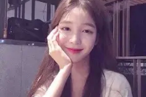 网红“迅猛龙特蕾莎”开会员专属直播引争议本人回应
