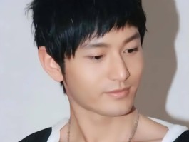 530号：向太这回恐要翻车！曝49岁黄晓明曾当众给她下跪同桌十几人目睹